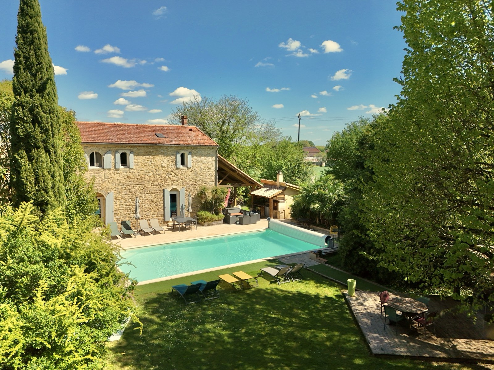 The pool, the lawn and the wooden deck