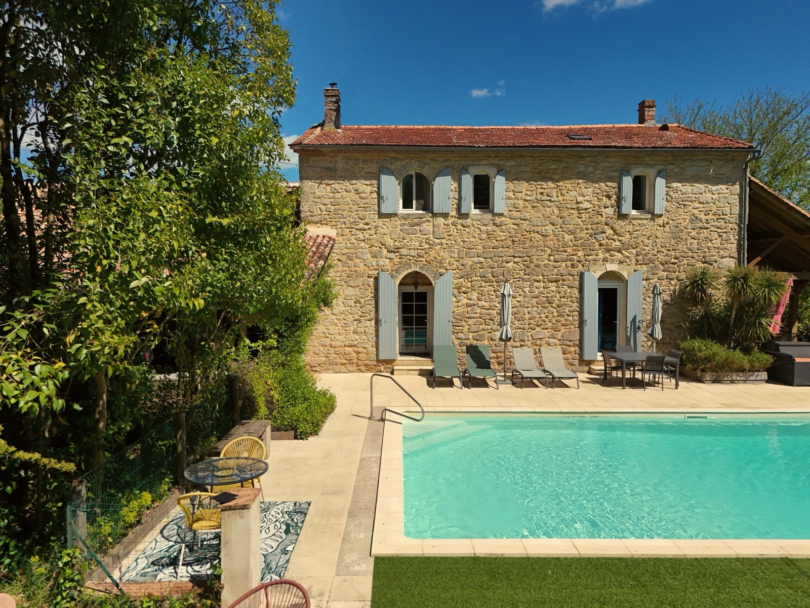 La façade en pierre du Clos d'Any et sa piscine