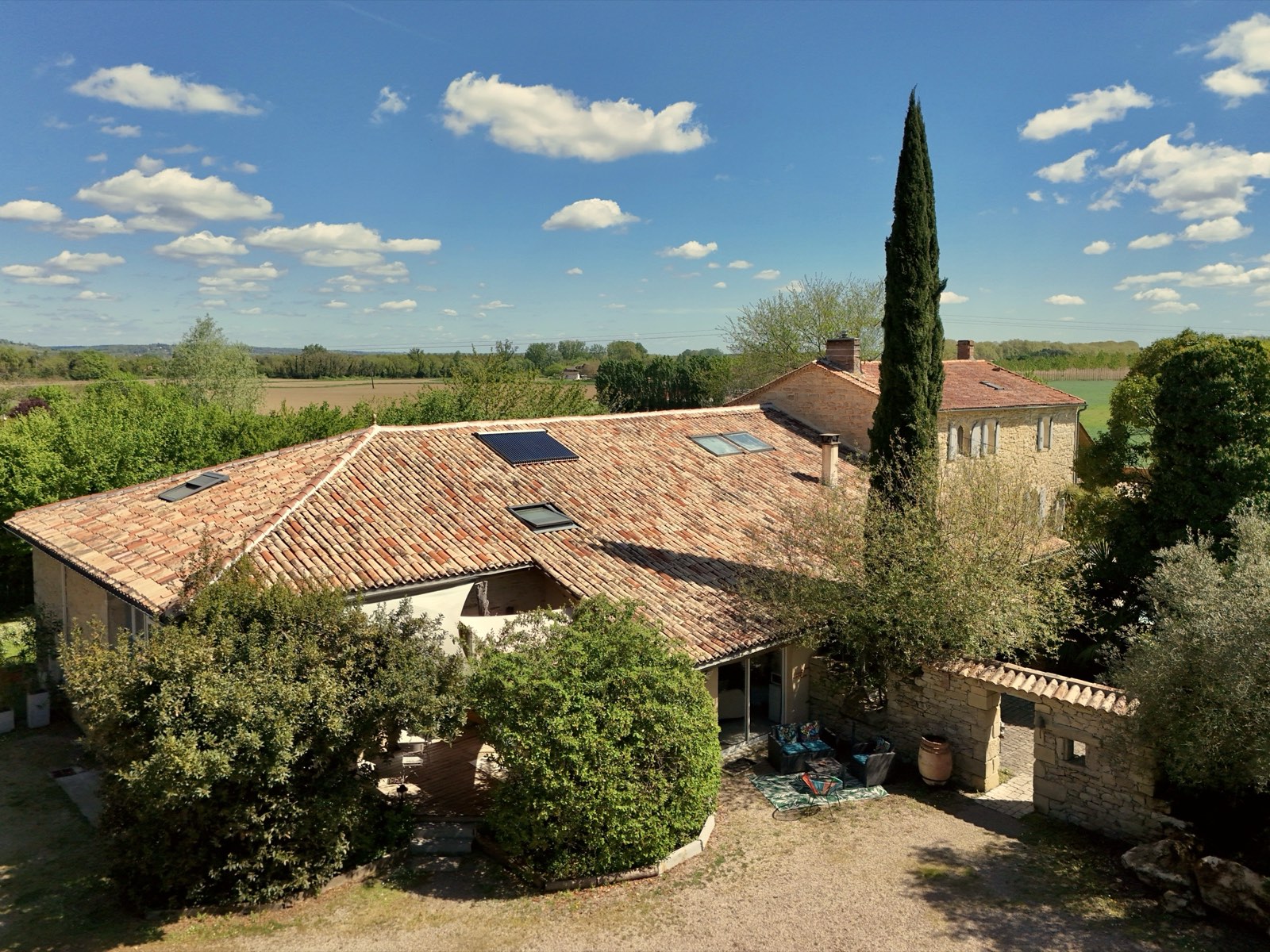 Le moulin, sa cour et son portail de pierre vus du ciel
